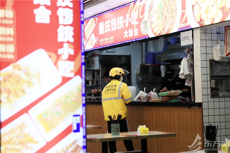 外賣小哥在餐廳等待取餐。