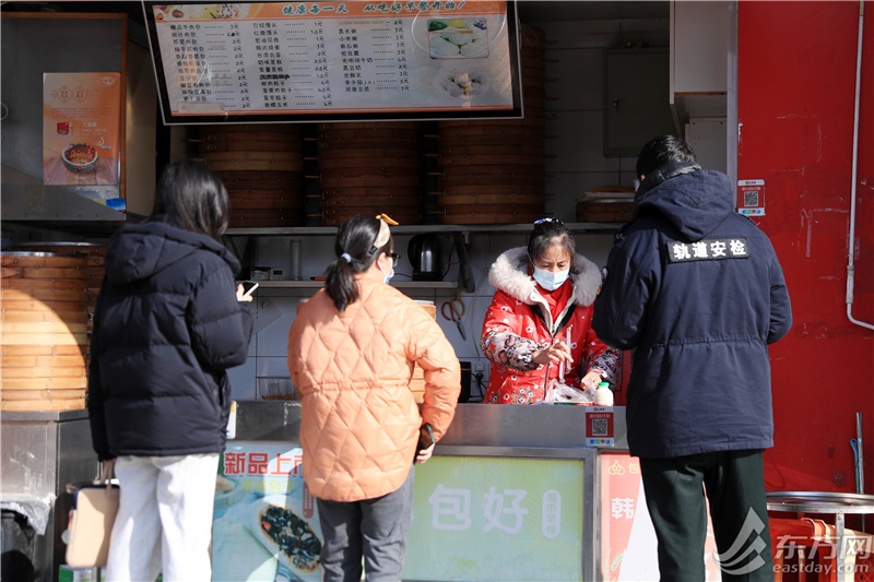 路邊早餐店熱氣騰騰。