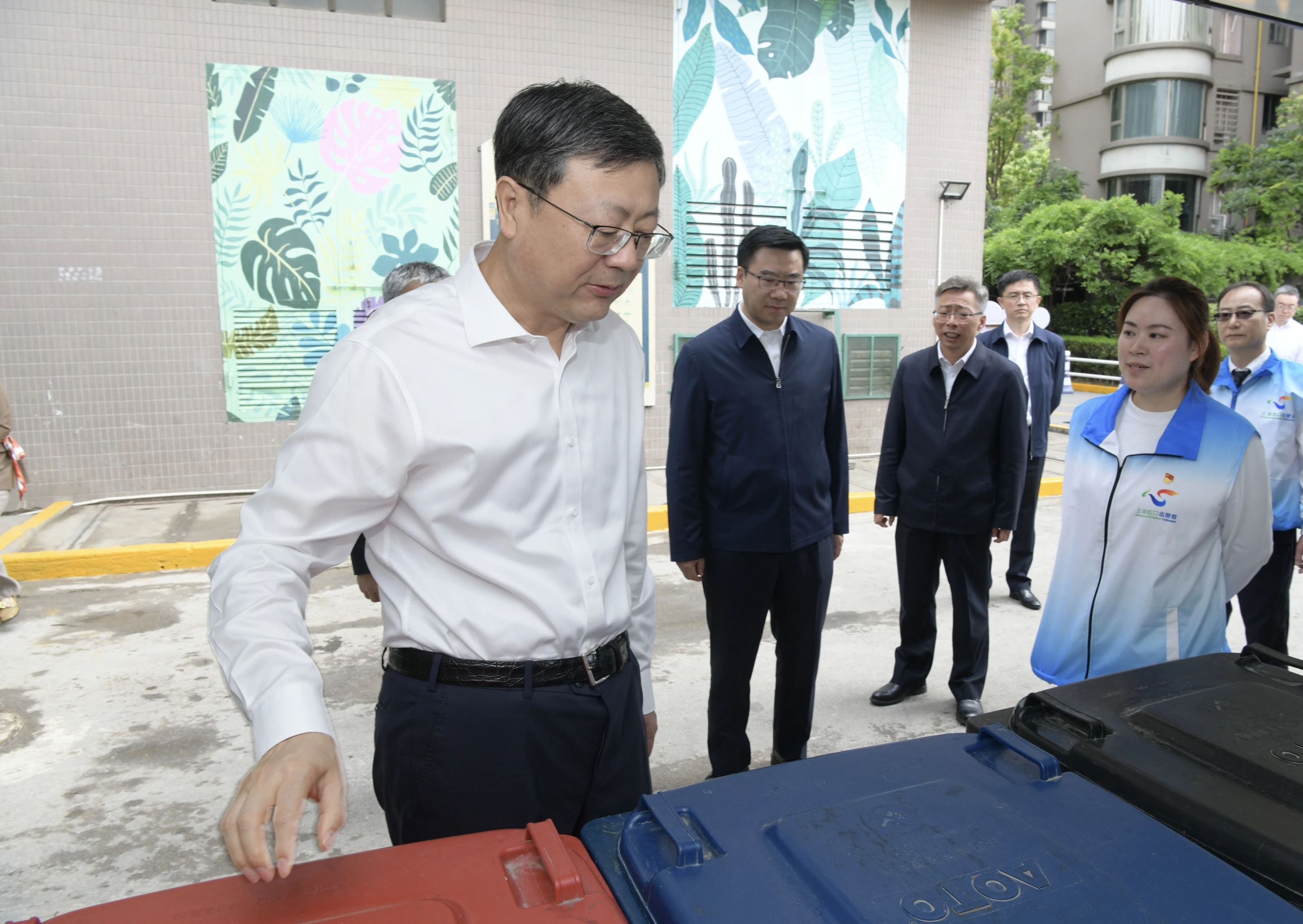 5月26日，上海市委書記陳吉寧一行來到虹口區(qū)嘉興路街道愛家豪庭小區(qū)實(shí)地了解生活垃圾分類推進(jìn)情況。上海發(fā)布圖