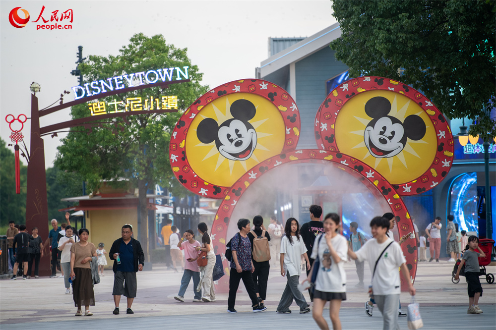 夏日，漫步迪士尼小鎮(zhèn)。人民網(wǎng)記者 翁奇羽攝