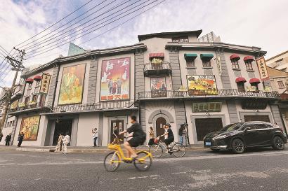 在修舊如舊的勝利電影院對面，《馬路天使》《十字街頭》等大幅電影海報出現在墻面上。